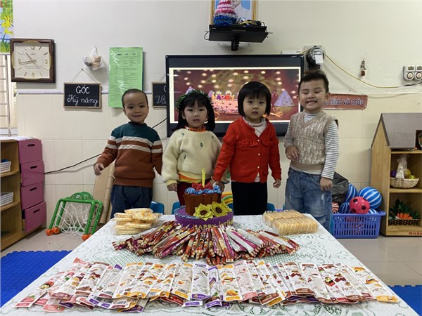 Các bé lớp D2 chúc mừng sinh nhật Hà My