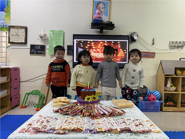 Các bé lớp D2 chúc mừng sinh nhật Hà My