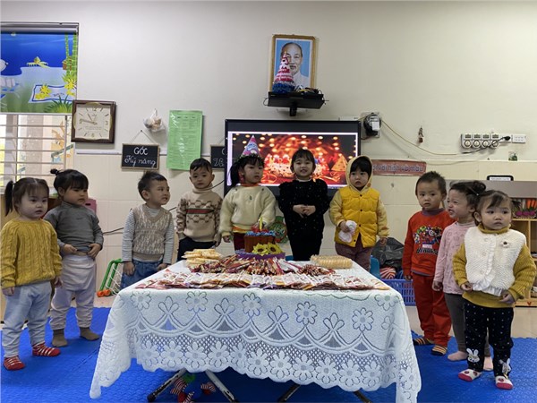 Các bé lớp D2 chúc mừng sinh nhật Hà My