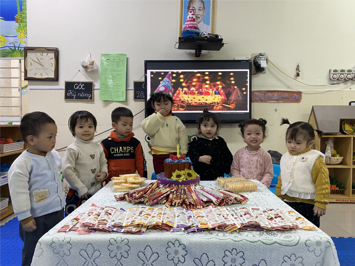 Các bé lớp D2 chúc mừng sinh nhật Hà My