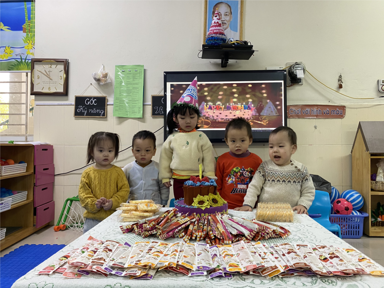 Các bé lớp D2 chúc mừng sinh nhật Hà My