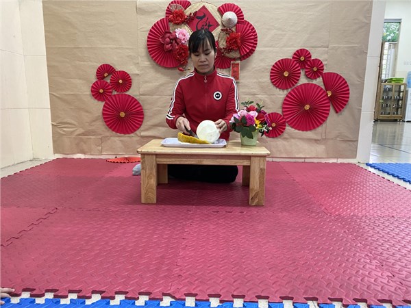 Các bé lớp D2 quan sát quả bưởi