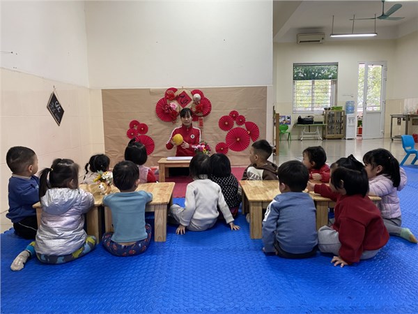 Các bé lớp D2 quan sát quả bưởi