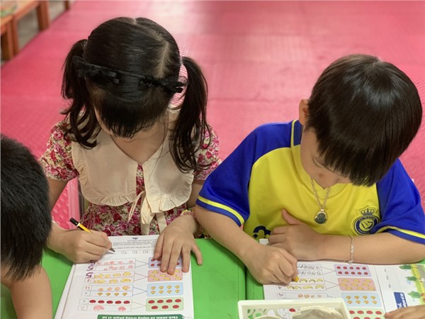 Hình ảnh các bé lớp MGL A4 trong hoạt động học: Tách nhóm số lượng trong phạm vi 10