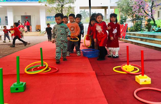 Các bé MGN B4 với trò chơi ném vòng