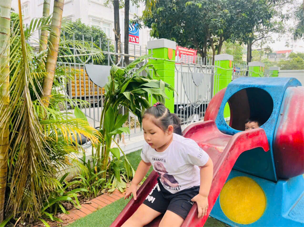 Các bé MGN B4 vui chơi ngoài trời