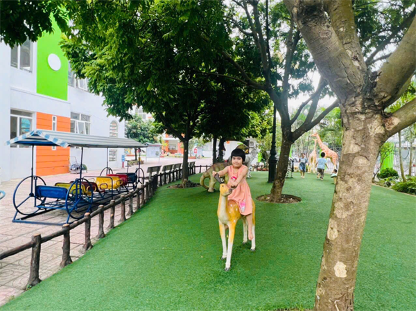 Các bé MGN B4 vui chơi ngoài trời