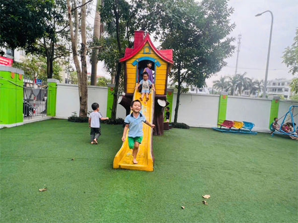 Các bé MGN B4 vui chơi ngoài trời