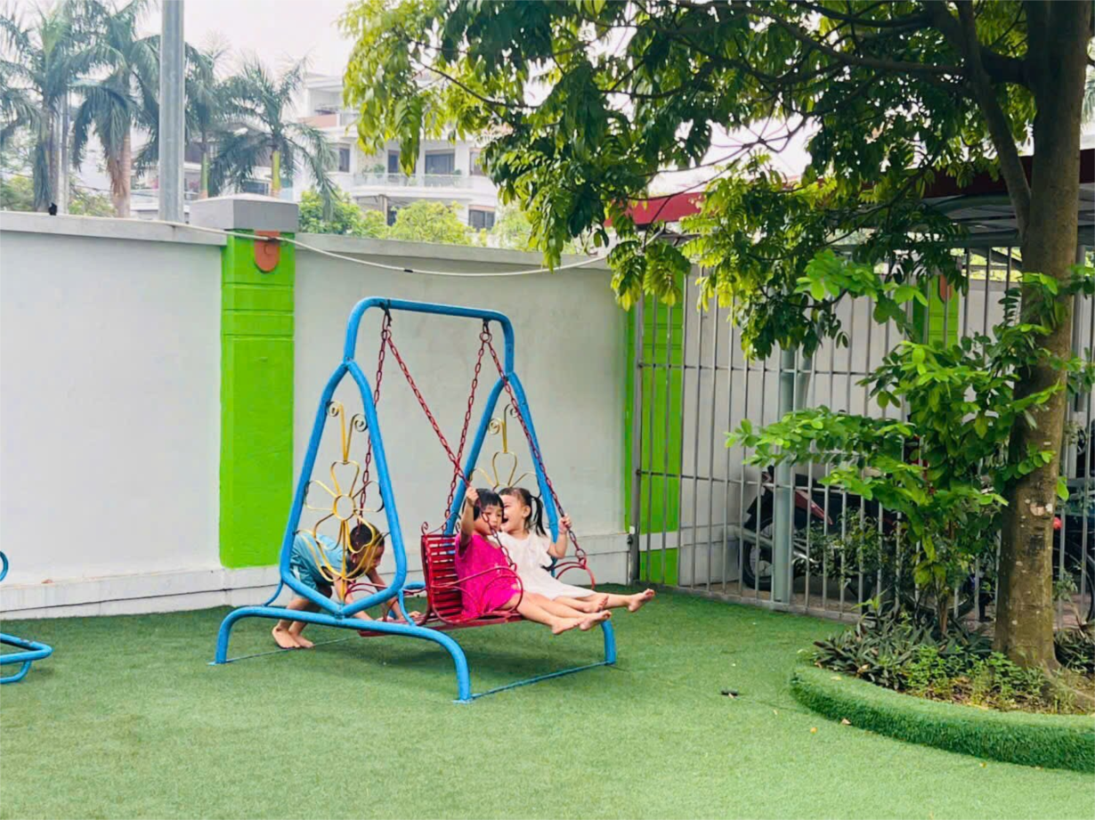 Các bé MGN B4 vui chơi ngoài trời