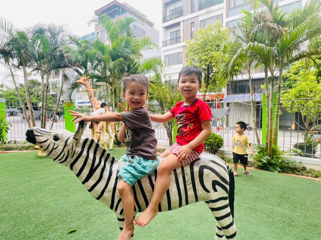 Các bé MGN B4 vui chơi ngoài trời