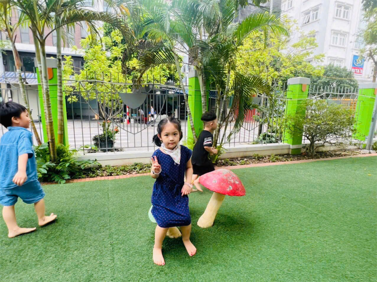 Các bé MGN B4 vui chơi ngoài trời