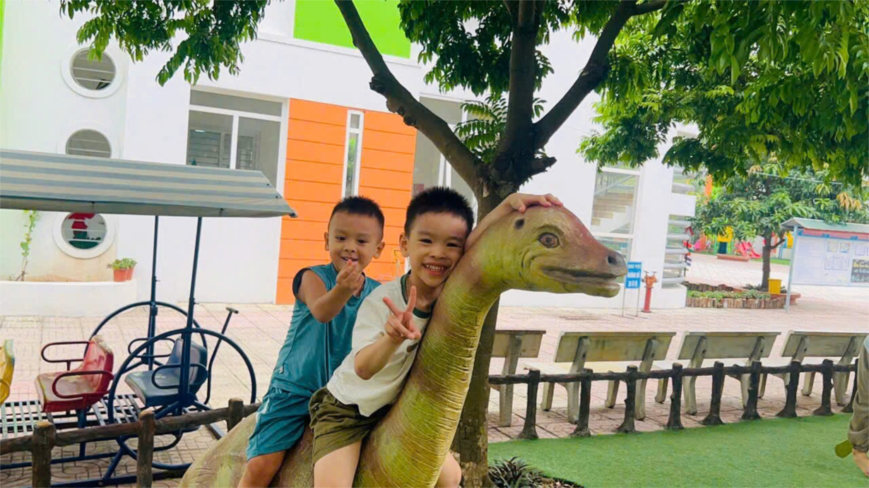 Các bé MGN B4 vui chơi ngoài trời