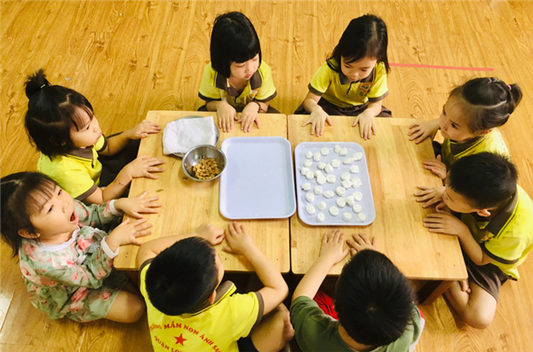 Các bé MGN B4 nặn bánh trôi ngày tết Hàn Thực