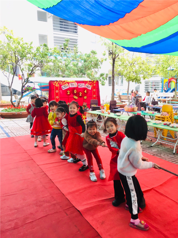 Các bé MGN B4 với trò chơi kép co