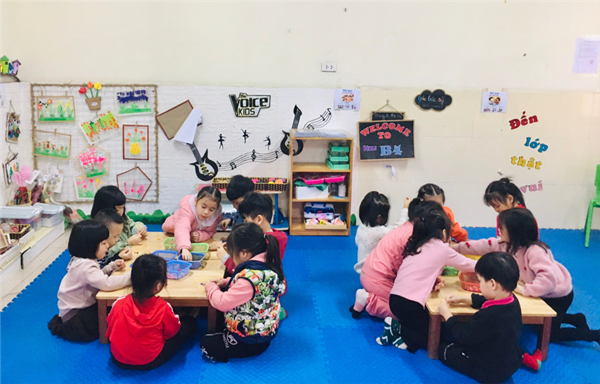 Các bé MGN B4 xâu vòng làm quà tặng bà và mẹ nhân ngày 8/3