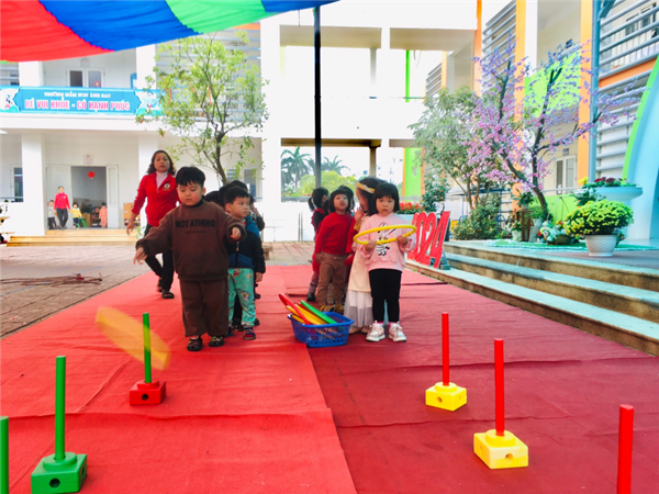 Các bé MGN B4 với trò chơi ném vòng