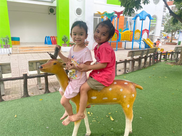 Các bé MGN B4 vui chơi ngoài trời