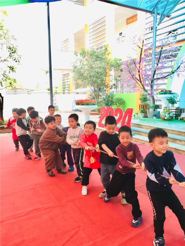 Các bé MGN B4 với trò chơi kép co