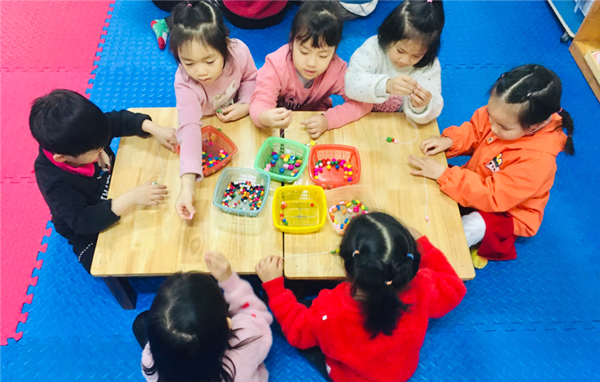 Các bé MGN B4 xâu vòng làm quà tặng bà và mẹ nhân ngày 8/3