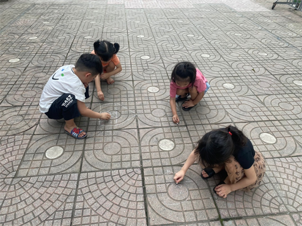 Các bé MGN B4 vui chơi ngoài trời