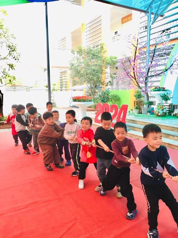 Các bé MGN B4 với trò chơi kép co