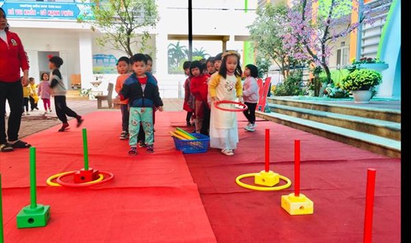 Các bé MGN B4 với trò chơi ném vòng