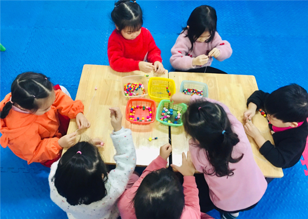 Các bé MGN B4 xâu vòng làm quà tặng bà và mẹ nhân ngày 8/3