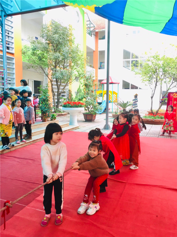 Các bé MGN B4 với trò chơi kép co