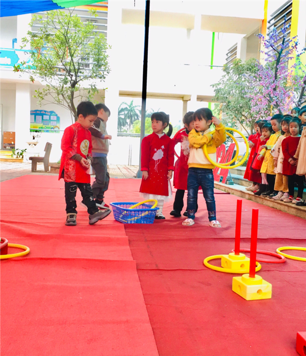 Các bé MGN B4 với trò chơi ném vòng