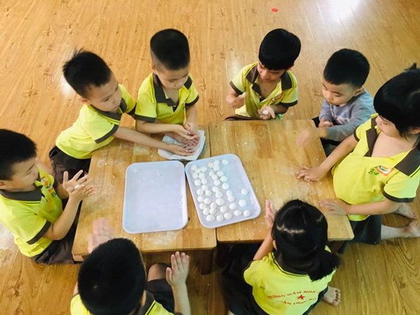 Các bé MGN B4 nặn bánh trôi ngày tết Hàn Thực