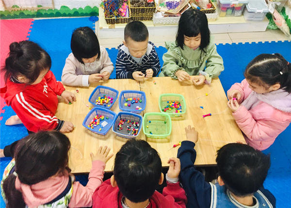 Các bé MGN B4 xâu vòng làm quà tặng bà và mẹ nhân ngày 8/3