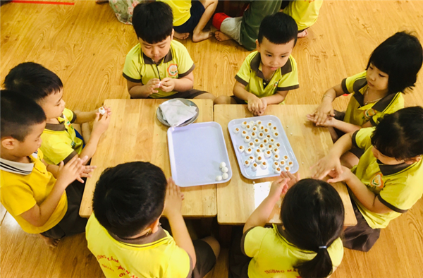 Các bé MGN B4 nặn bánh trôi ngày tết Hàn Thực