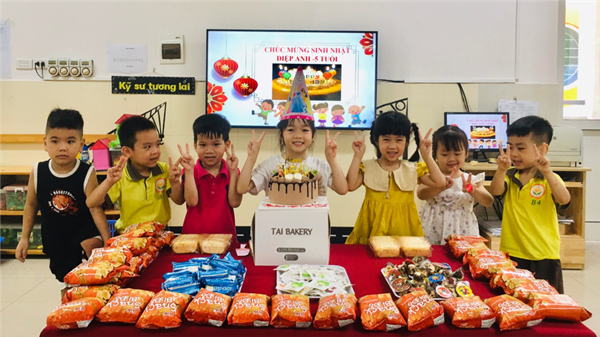 Các bé MGN B4 chúc mừng sinh nhật bạn Diệp Anh