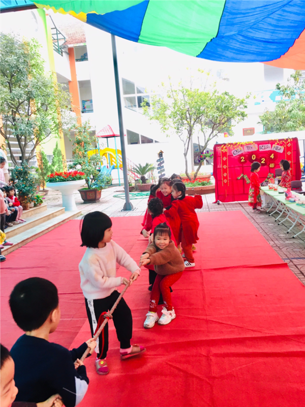 Các bé MGN B4 với trò chơi kép co