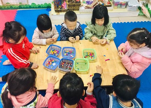 Các bé MGN B4 xâu vòng làm quà tặng bà và mẹ nhân ngày 8/3