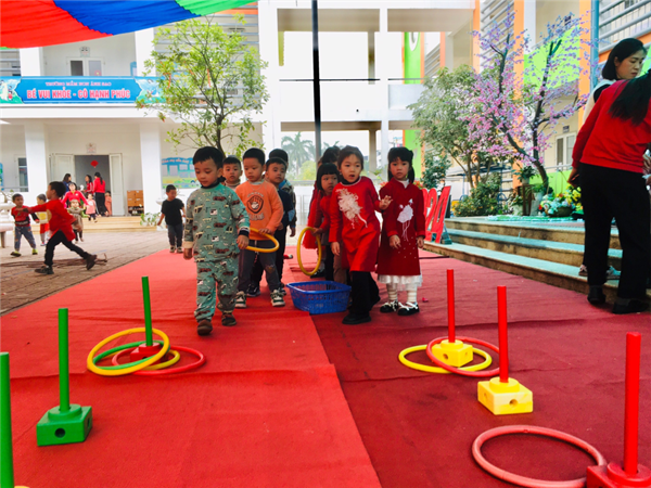 Các bé MGN B4 với trò chơi ném vòng