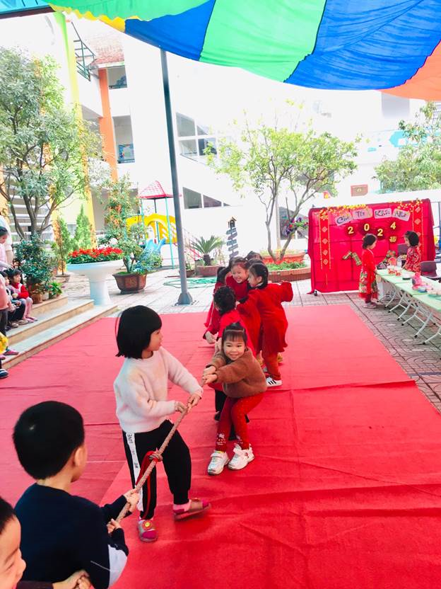 Các bé MGN B4 với trò chơi kép co