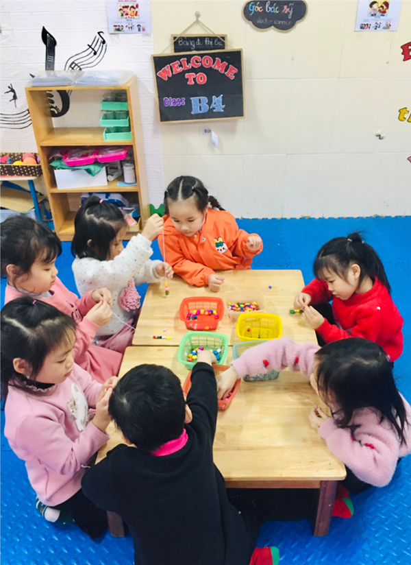 Các bé MGN B4 xâu vòng làm quà tặng bà và mẹ nhân ngày 8/3