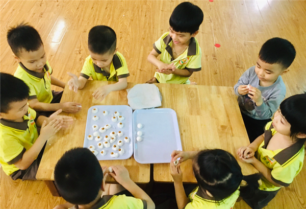 Các bé MGN B4 nặn bánh trôi ngày tết Hàn Thực