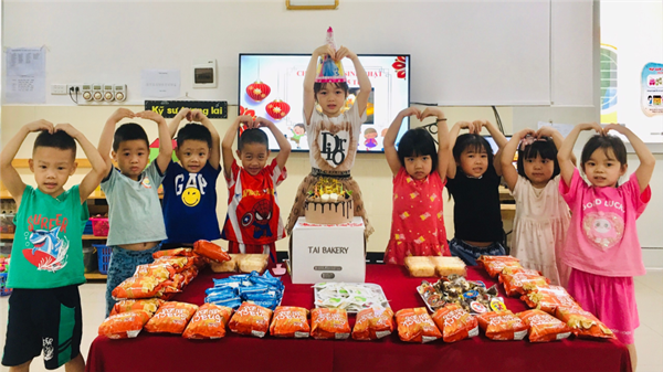 iCác bé MGN B4 chúc mừng sinh nhật bạn Diệp Anh