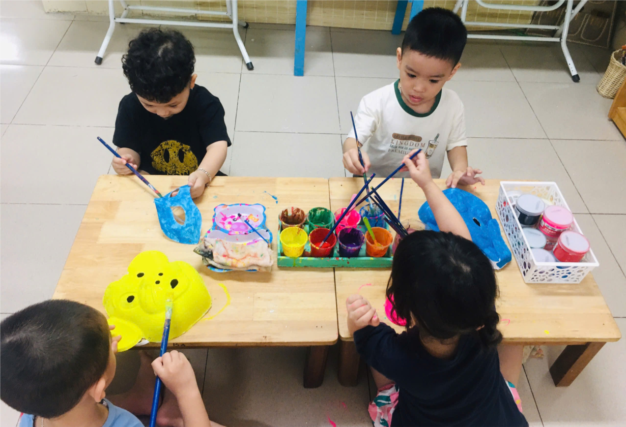 Các bé MGN B4 tô tượng nhân dịp tết trung thu