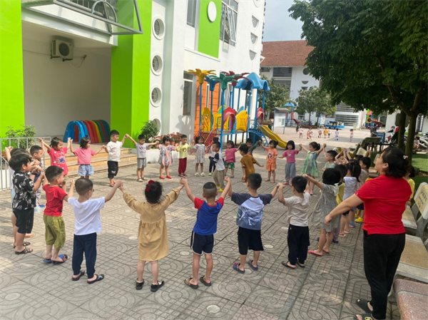 Các bé MGN B4 vui chơi ngoài trời