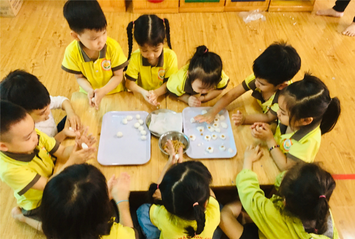 Các bé MGN B4 nặn bánh trôi ngày tết Hàn Thực