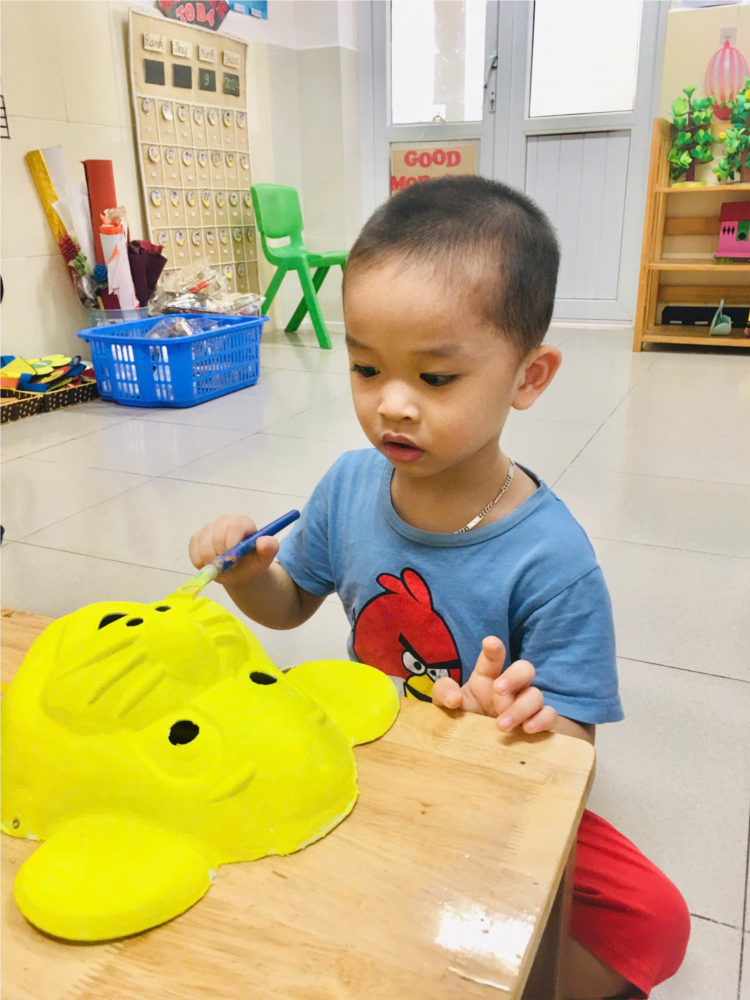 Các bé MGN B4 tô tượng nhân dịp tết trung thu