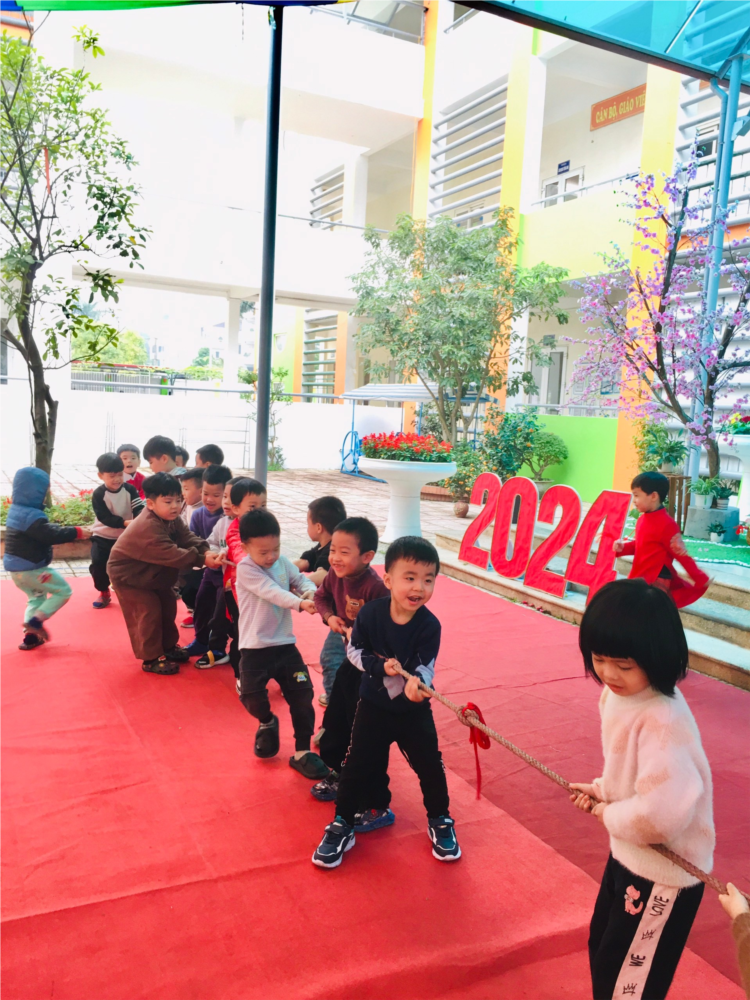 Các bé MGN B4 với trò chơi kép co