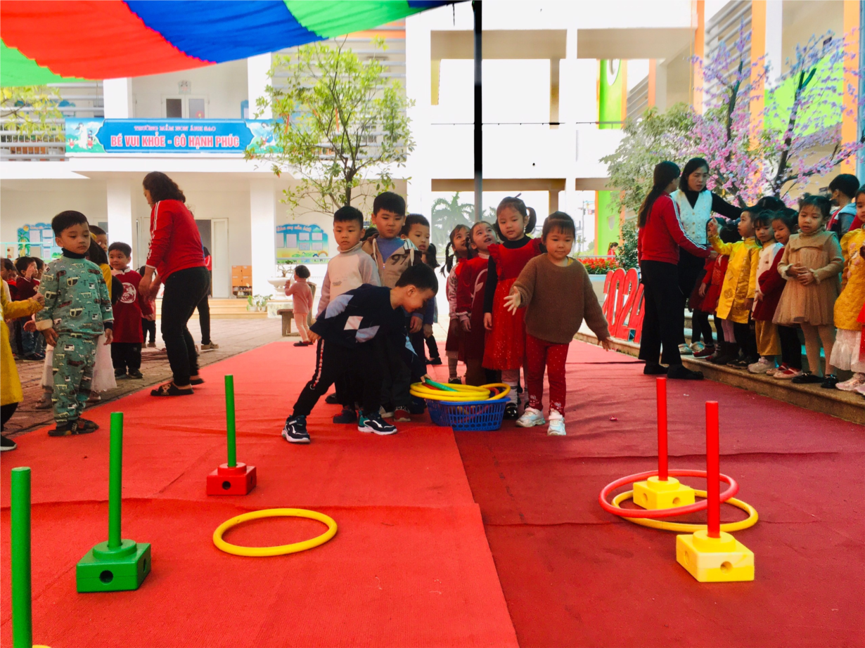 Các bé MGN B4 với trò chơi ném vòng