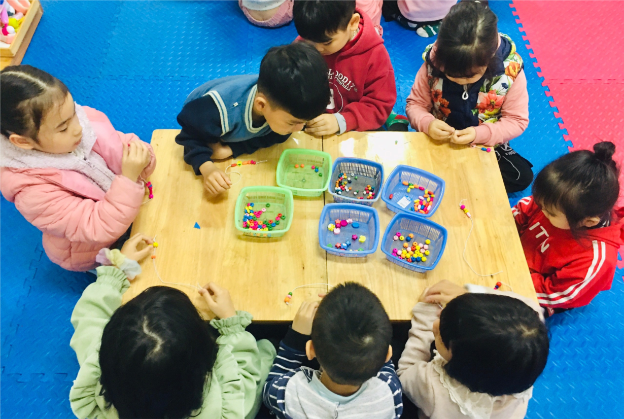 Các bé MGN B4 xâu vòng làm quà tặng bà và mẹ nhân ngày 8/3