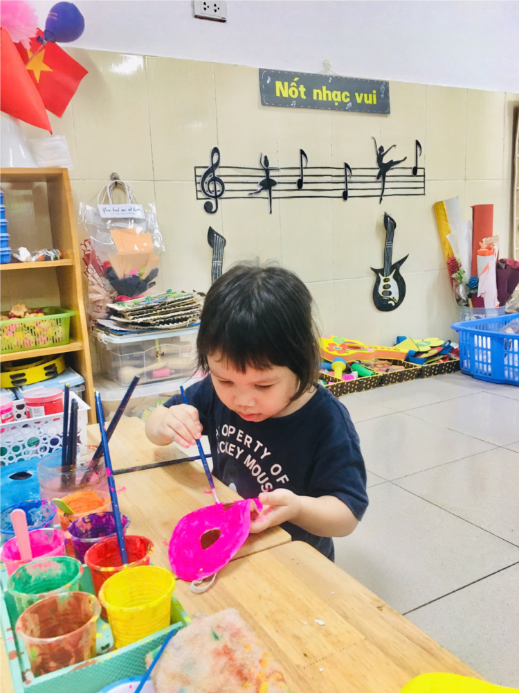 Các bé MGN B4 tô tượng nhân dịp tết trung thu