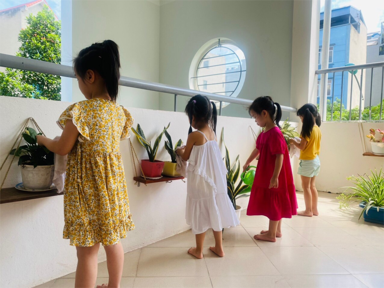 Các bé MGN B4 chăm sóc cây xanh