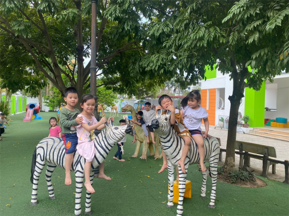 Các bé MGN B4 vui chơi ngoài trời